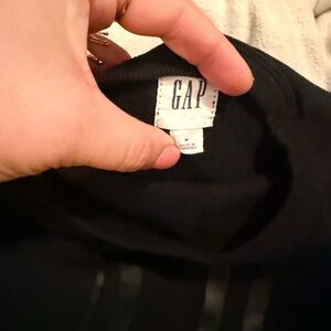 GAP Black Crewneck T-Shirt with Subtle Logo Detail